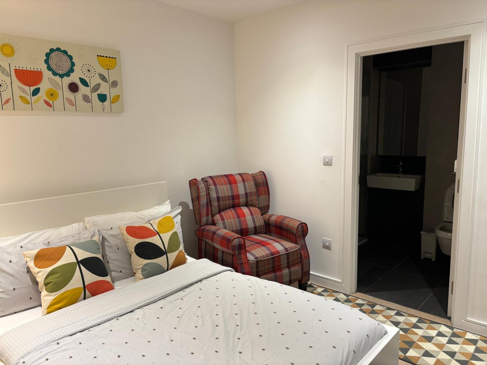 Modern En-suite Room&self Catering In Habitación en casa particular Londres